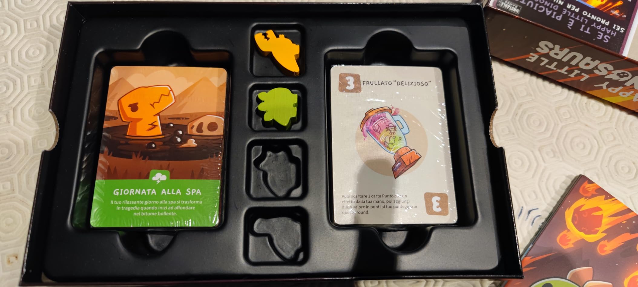 Asmodee Happy Little Dinosaurs Carte Gioco Base 2-4 giocatori