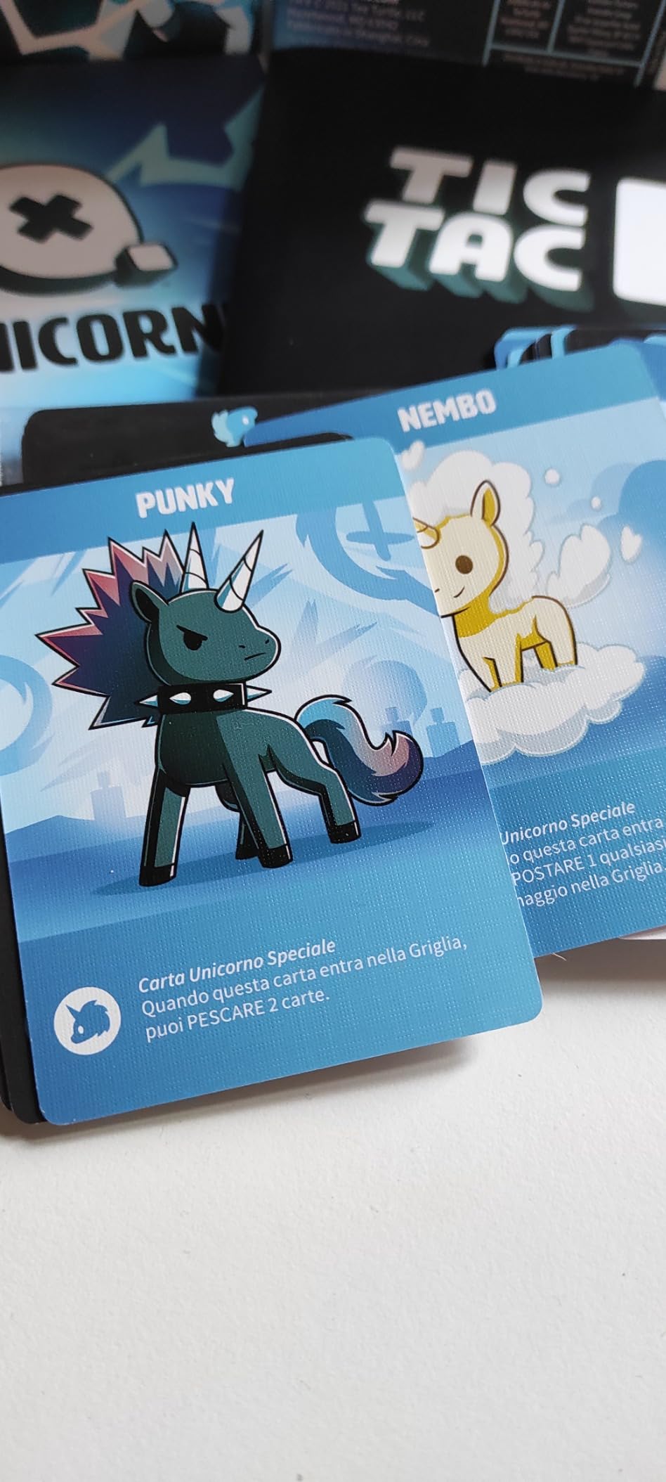Asmodee Tic Tac K.O. Draghi Vs Unicorni carte da gioco