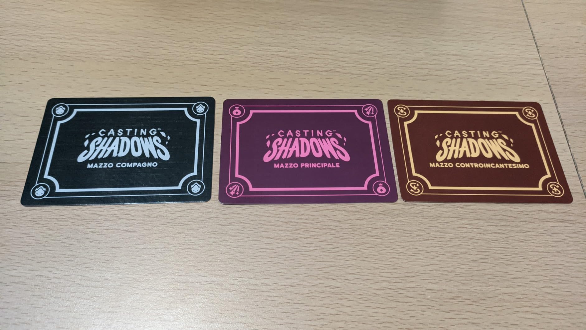 Asmodee Casting Shadows gioco carte strategico fantasy
