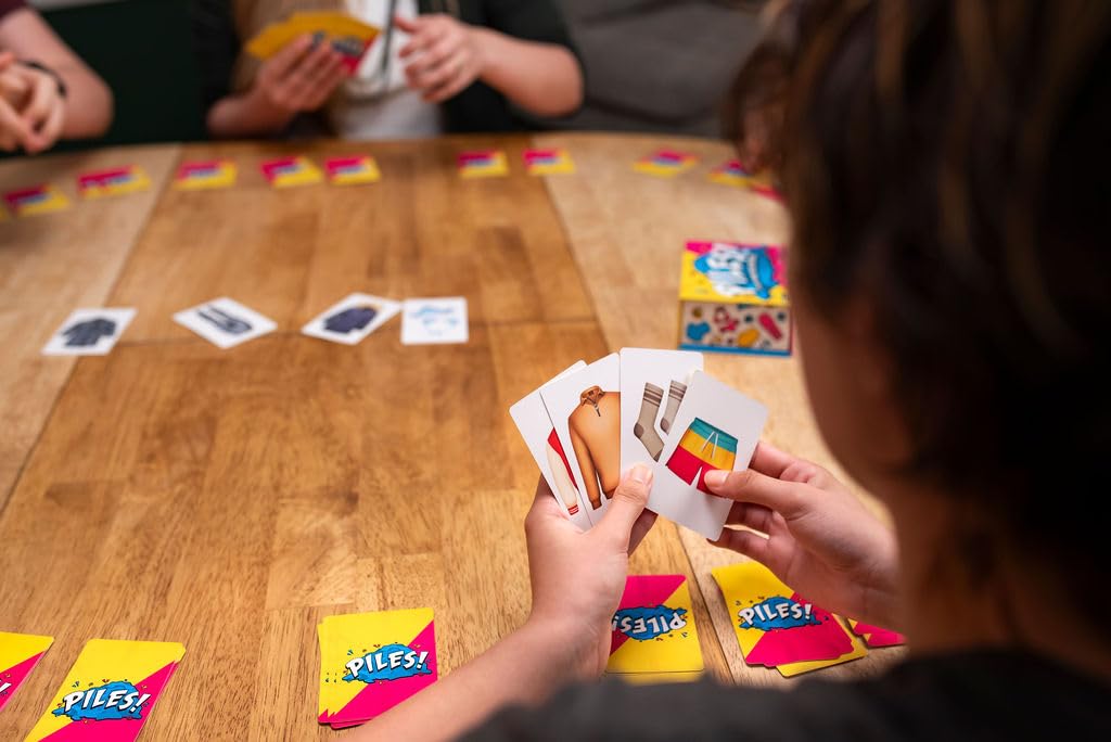 Asmodee Piles Party Game di Carte 2-8 Giocatori