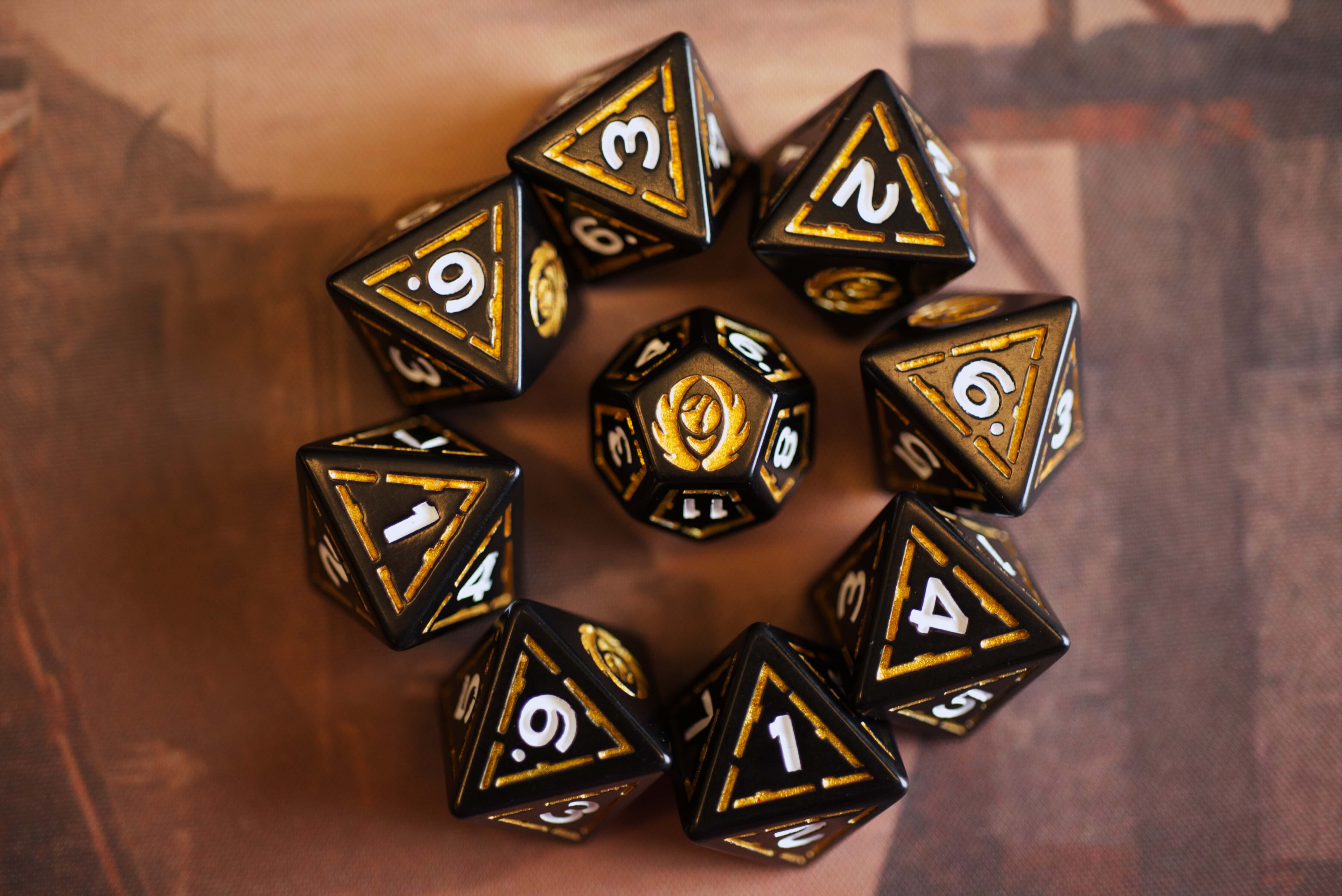 Modiphius Sovereign Dice Pack dadi 8x d8 + d12 oro