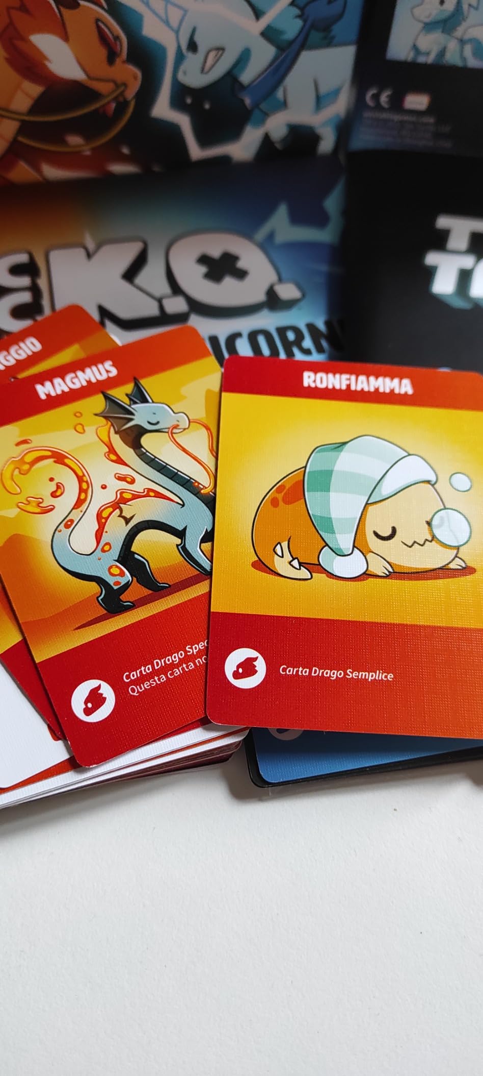 Asmodee Tic Tac K.O. Draghi Vs Unicorni carte da gioco