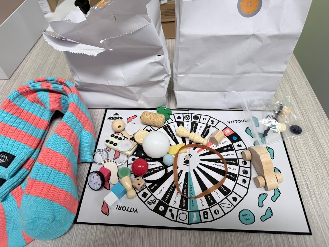 Asmodee The Sock Game Gioco da Tavolo Tattile 2 Squadre