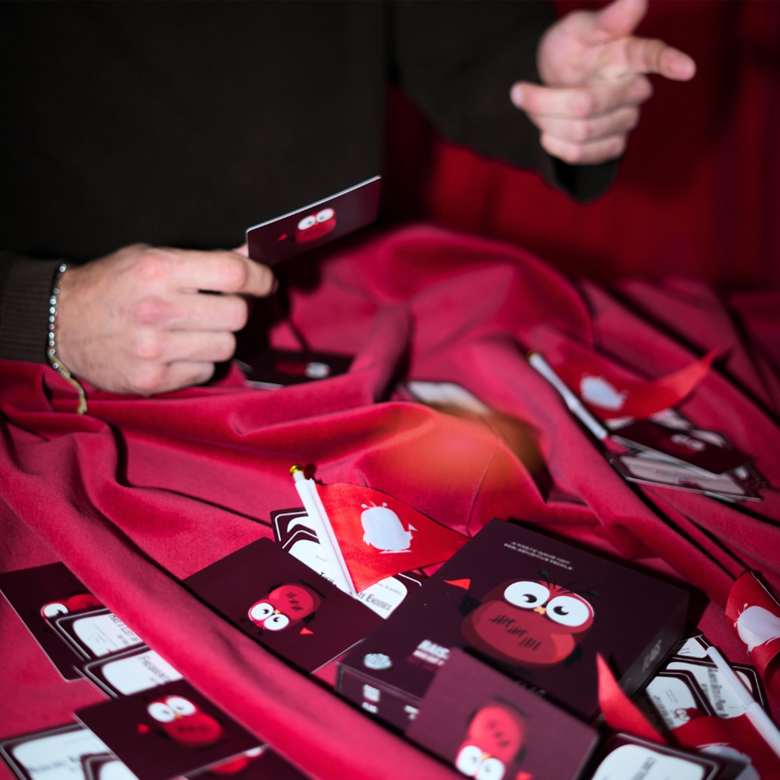Asmodee Party Games È una Red Flag? Edizione VM18 gioco carte 18+