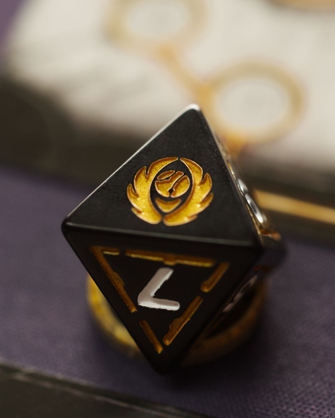 Modiphius Sovereign Dice Pack dadi 8x d8 + d12 oro