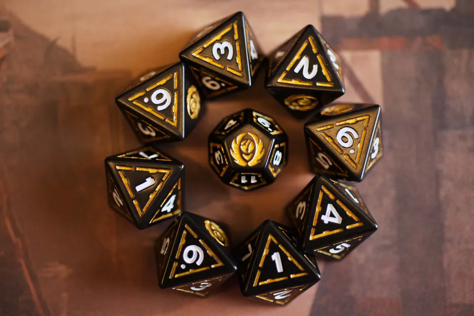 Modiphius Sovereign Dice Pack dadi 8x d8 + d12 oro