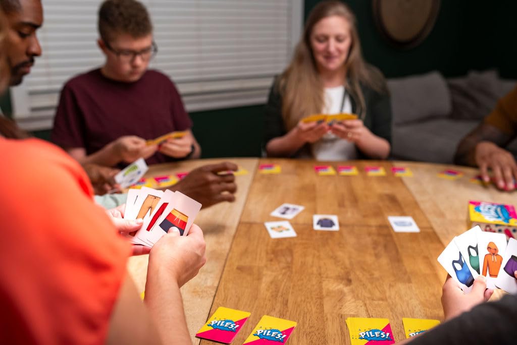 Asmodee Piles Party Game di Carte 2-8 Giocatori