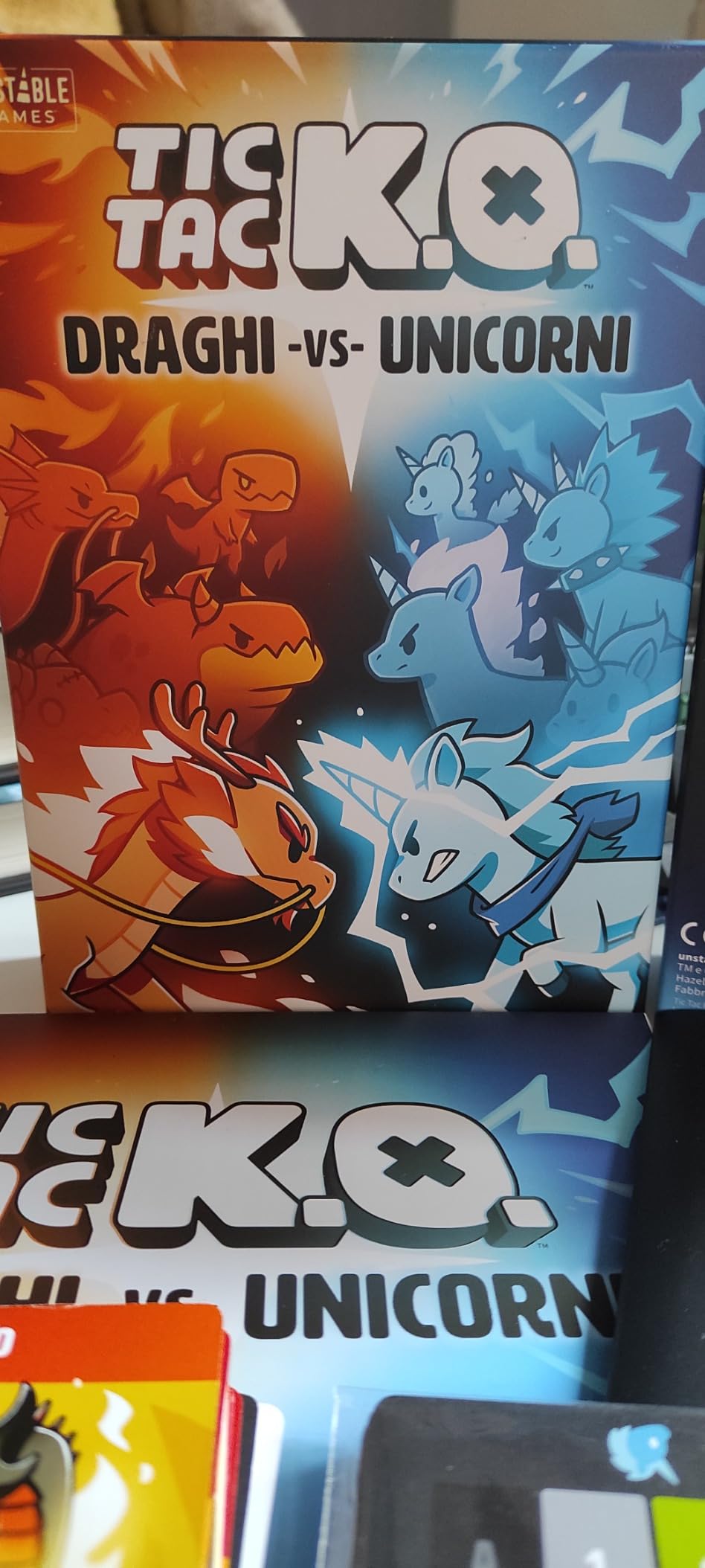 Asmodee Tic Tac K.O. Draghi Vs Unicorni carte da gioco
