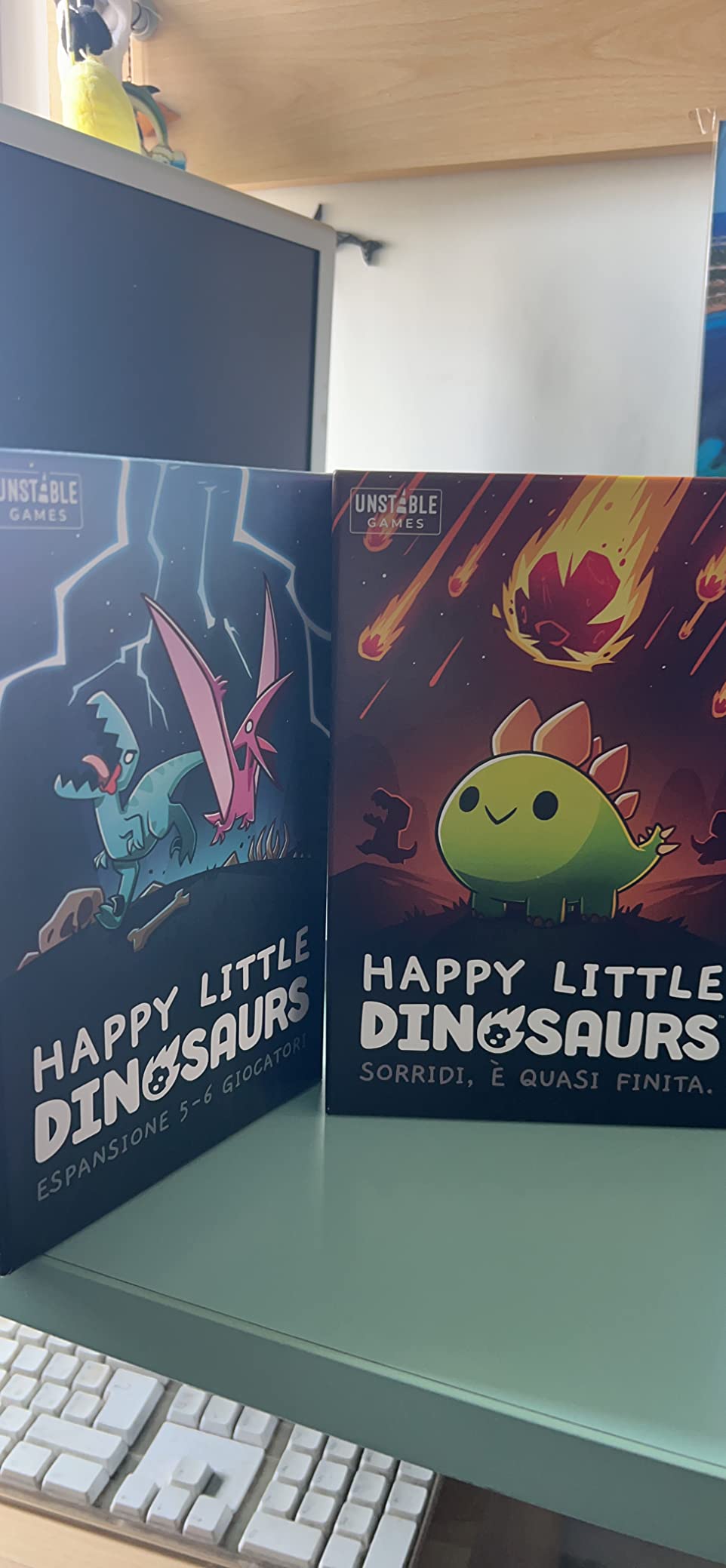 Asmodee Happy Little Dinosaurs Carte Gioco Base 2-4 giocatori