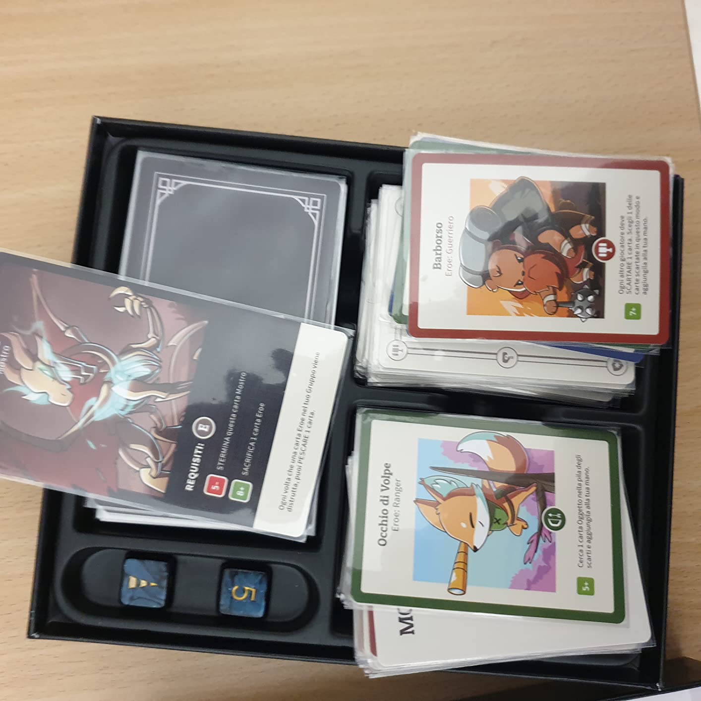 Asmodee Here to Slay gioco di carte base edizione italiana 2-6 giocatori