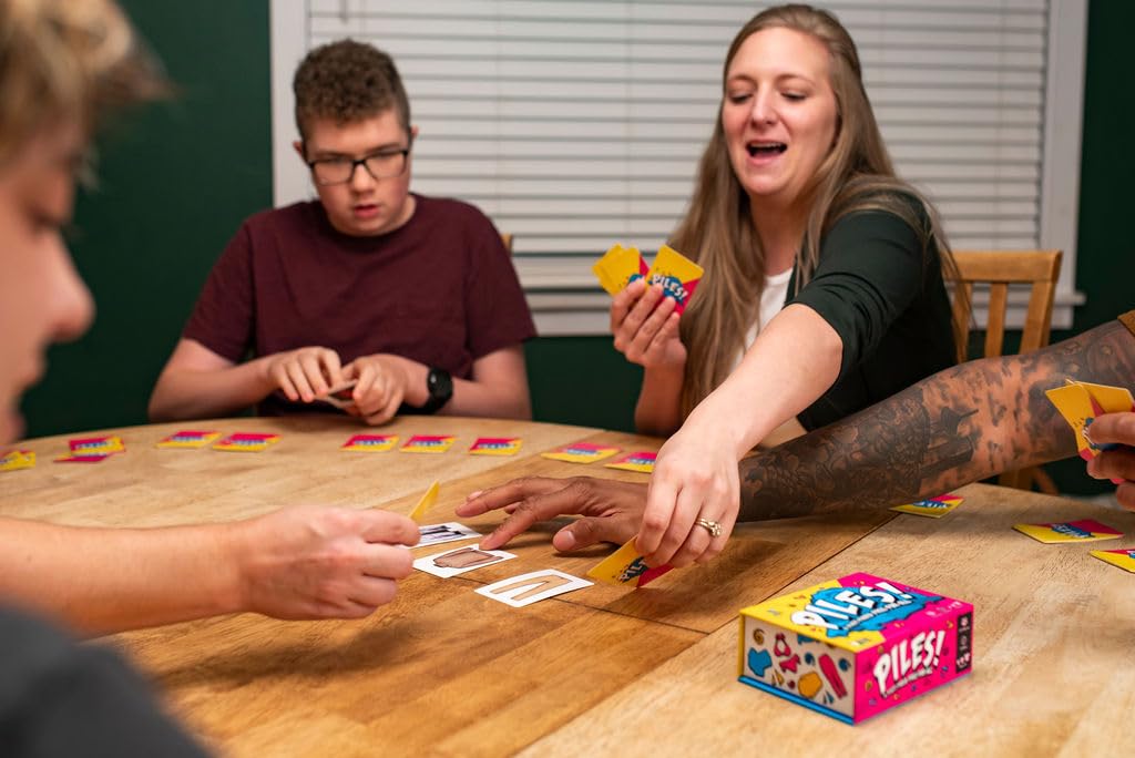 Asmodee Piles Party Game di Carte 2-8 Giocatori