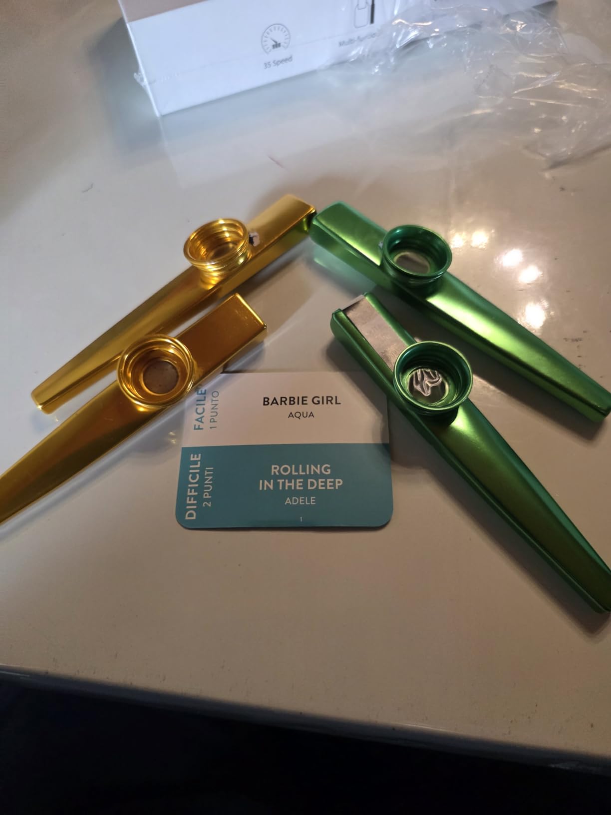 Asmodee Kazoo That Tune party game musicale con kazoo