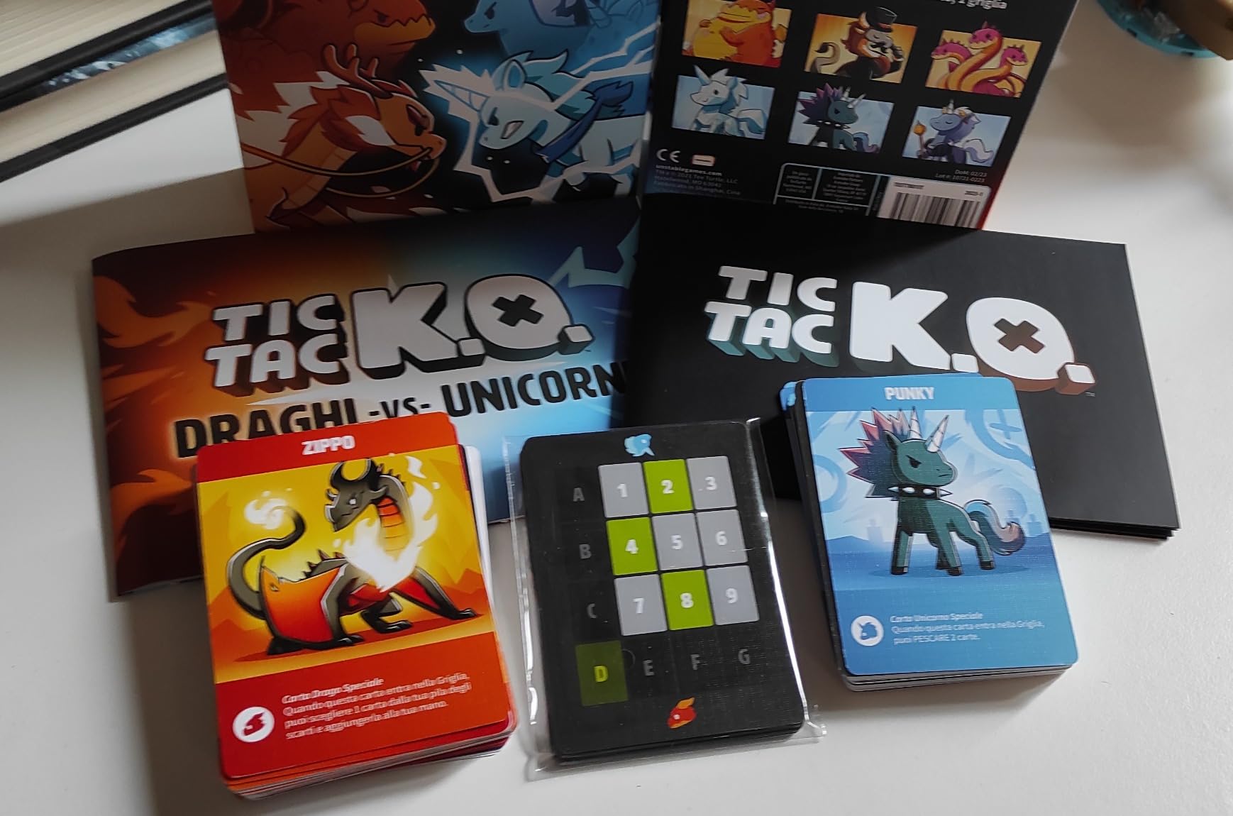 Asmodee Tic Tac K.O. Draghi Vs Unicorni carte da gioco